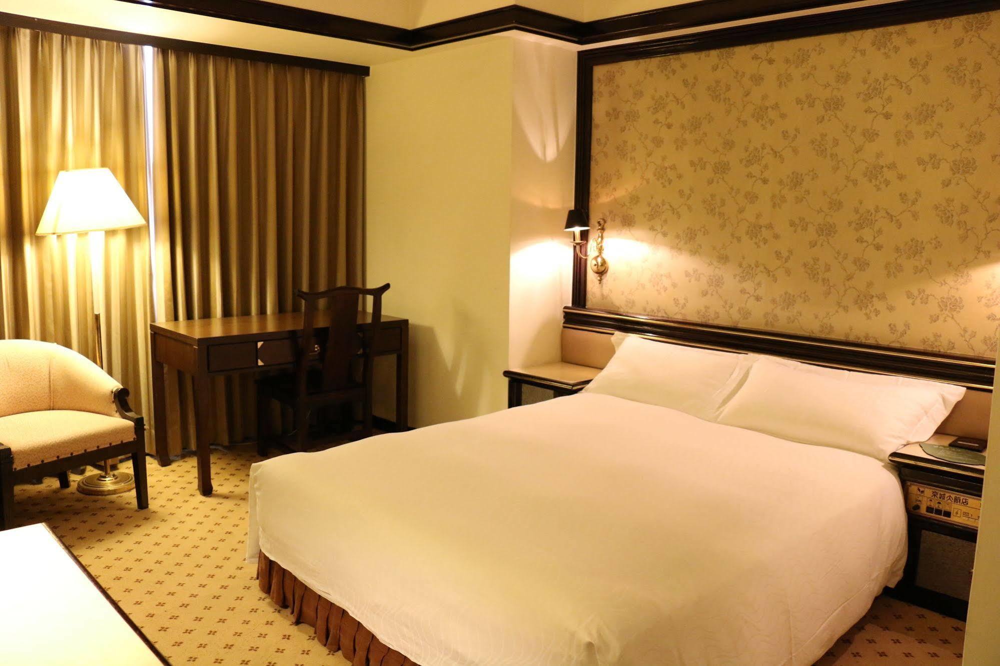 King'S Town Hotel Гаосюн Екстер'єр фото